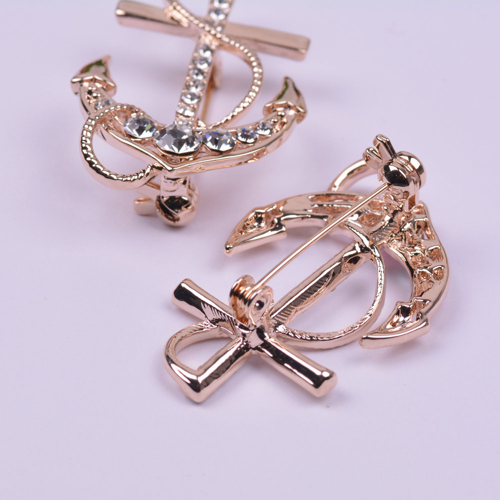 Navy Anchor Pin on Luulla